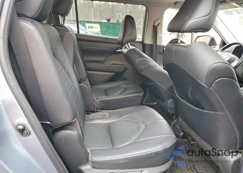 2021 Toyota Highlander Xle z USA, uszkodzony, nr VIN 5TDGZRAHXMS076471